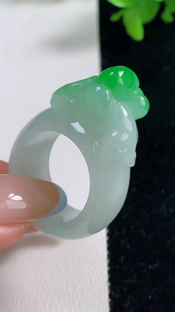天然A货翡翠生肖猴指环 扳指，尺寸19.4-21.2-9.4-16.6，重量:15.46g2025年11月4日
工厂直销收藏佳品,种好水足，色泽均匀，有种有色，上手高大气！