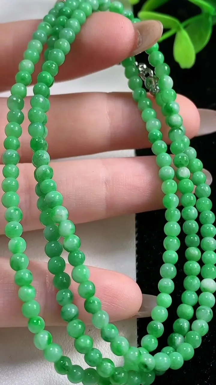 天然A货翡翠小米珠项链，尺寸3.4-168颗，重量:14.96g11月4日
工厂直销收藏佳品,种好水足，色泽均匀，有种有色，上手高大气！