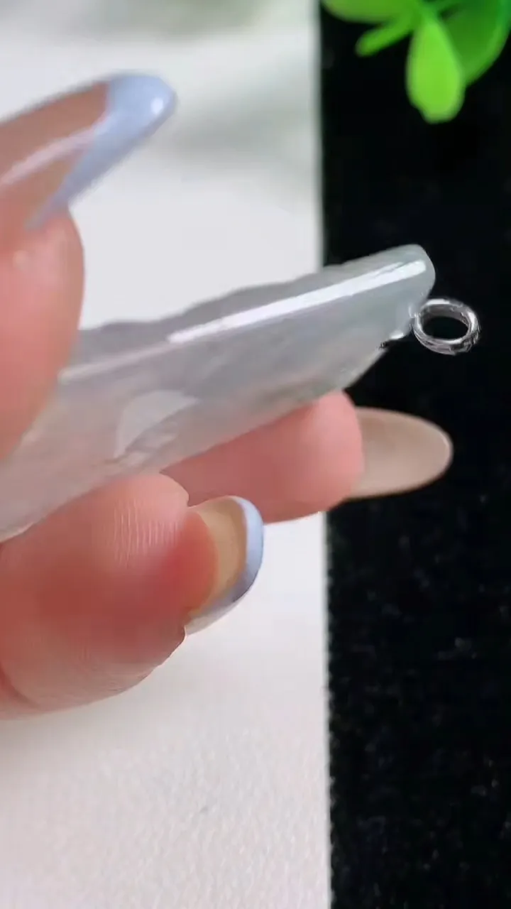 天然A货翡翠种飘花龙牌吊坠，尺寸36.5-25.8-4.1，重量:9.09g
11月4日