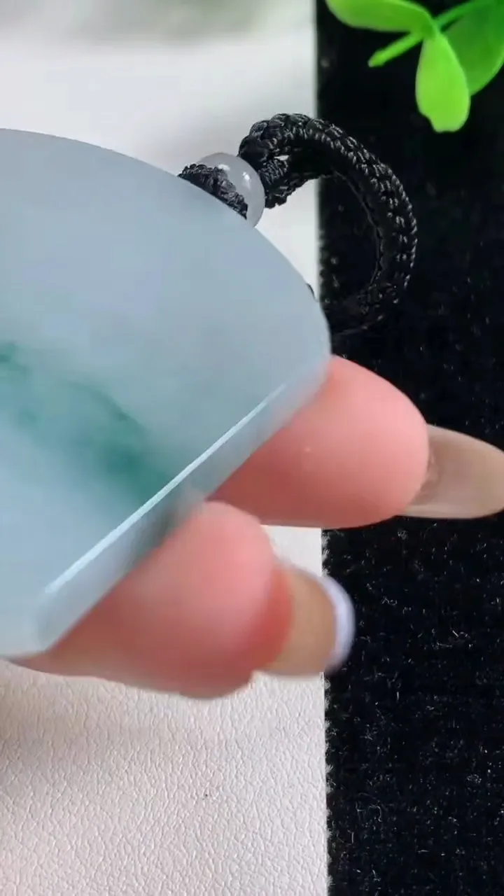 天然A货翡翠冰种飘花无事牌吊坠，尺寸52-39.5-6.2，重量:38.08g
11月4日