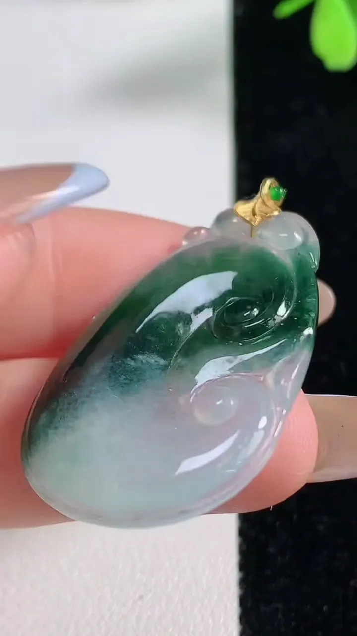 天然A货翡翠种飘花如意吊坠，尺寸37-23.4-3，重量:5.25g
11月4日