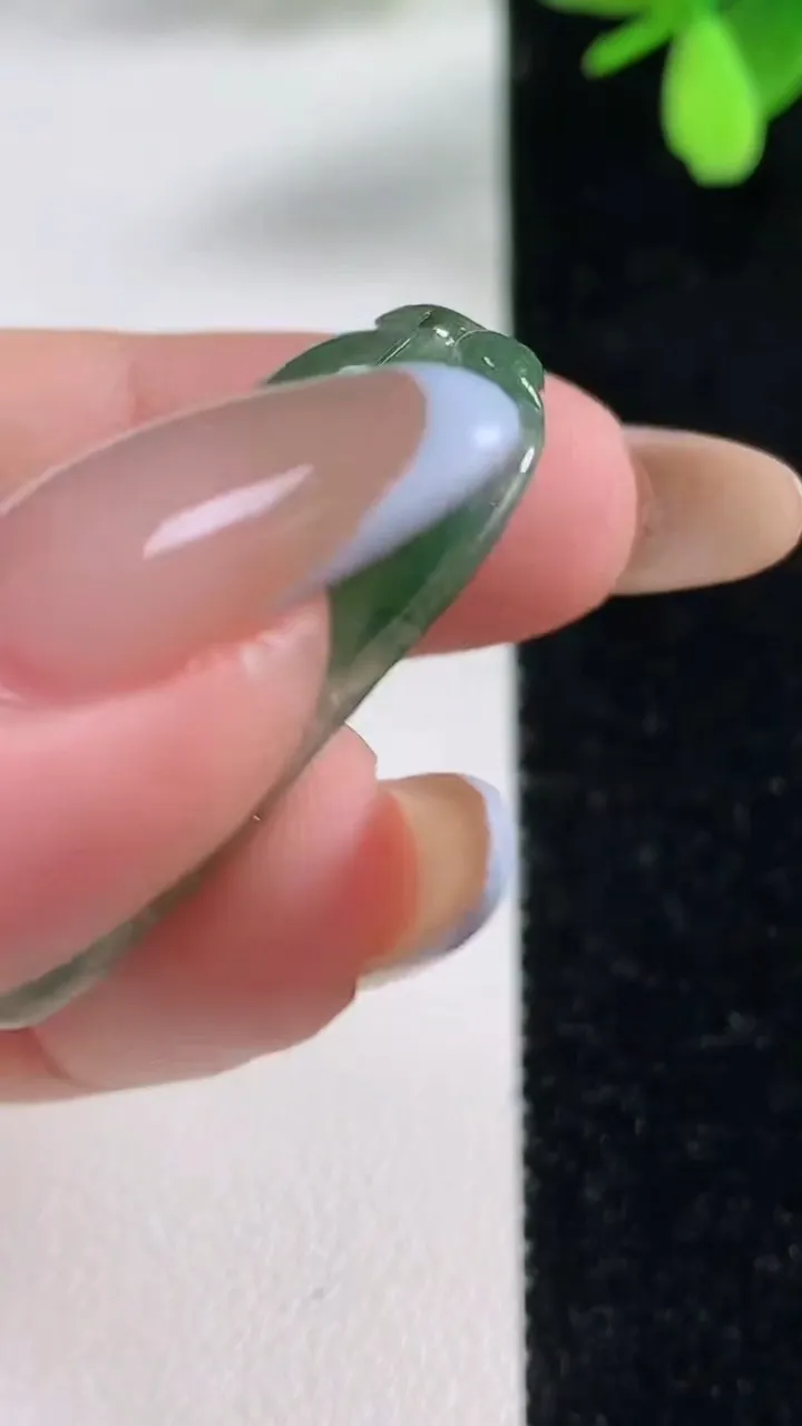 天然A货翡翠金枝玉叶 叶子吊坠，尺寸35-21-5.1，重量:7.34g
11月4日