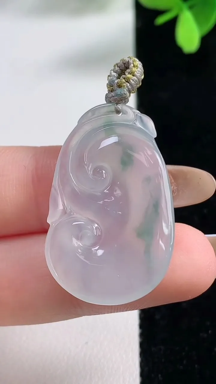 天然A货翡翠冰种飘花如意吊坠，尺寸32.3-20.5-3.4，重量:4.82g
11月4日