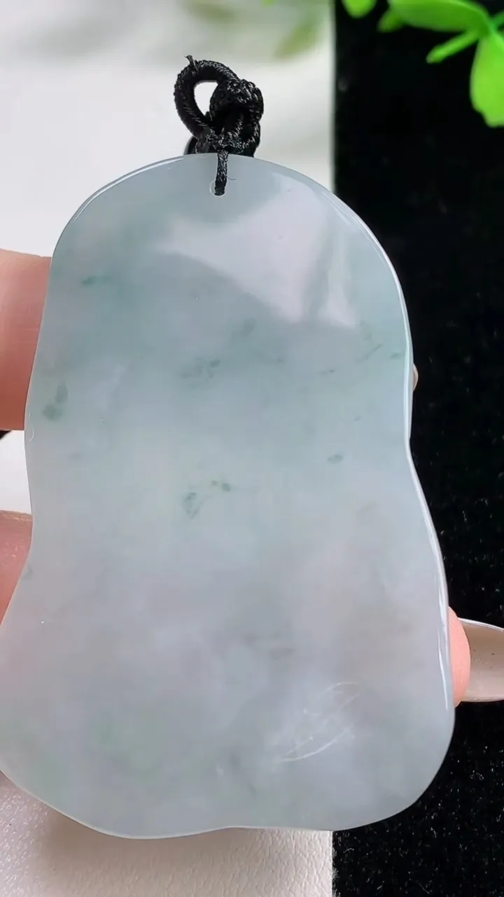 天然A货翡翠飘花阿弥陀佛吊坠，尺寸59-39-4.5，重:24.34g
11月4日