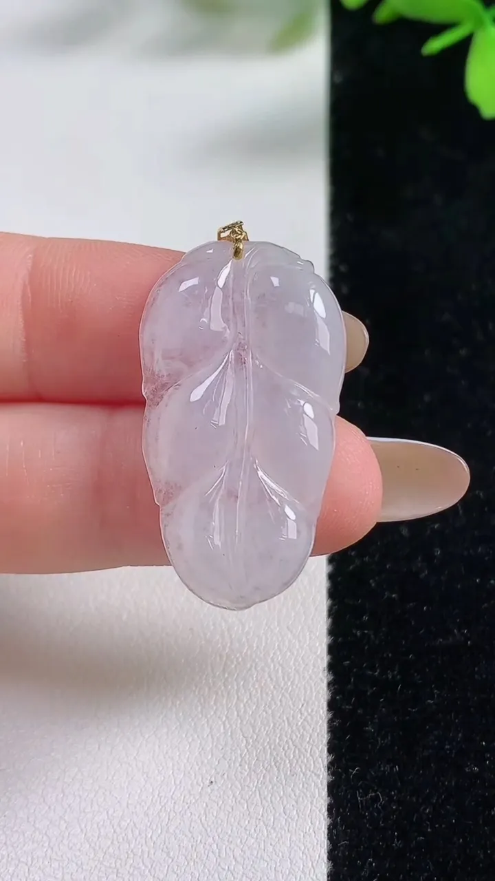 天然A货翡翠金枝玉叶  叶子吊坠，尺寸32-18-3.4，重:3.52g
11月4日