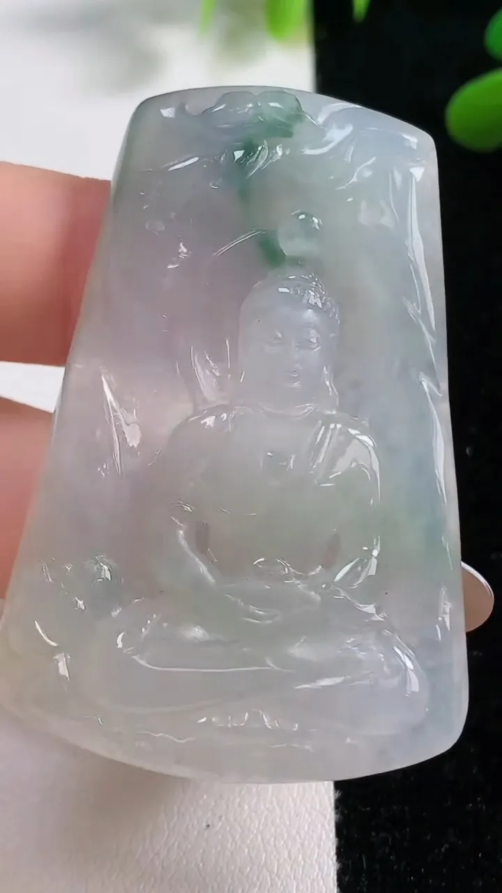 天然A货翡翠飘花大日如来吊坠，尺寸53.6-36.2-6.3，重:23.09g
11月4日