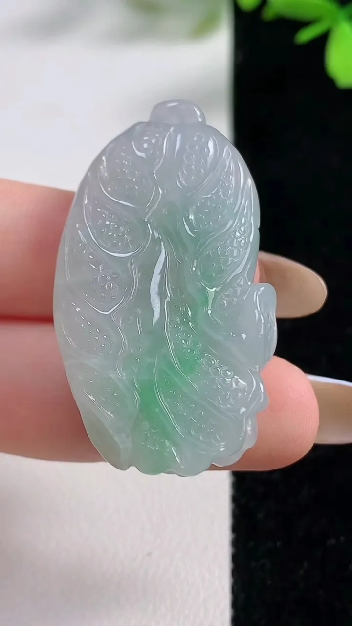 天然A货翡翠白菜吊坠，尺寸41-23-9.5，重:15.14g
11月4日