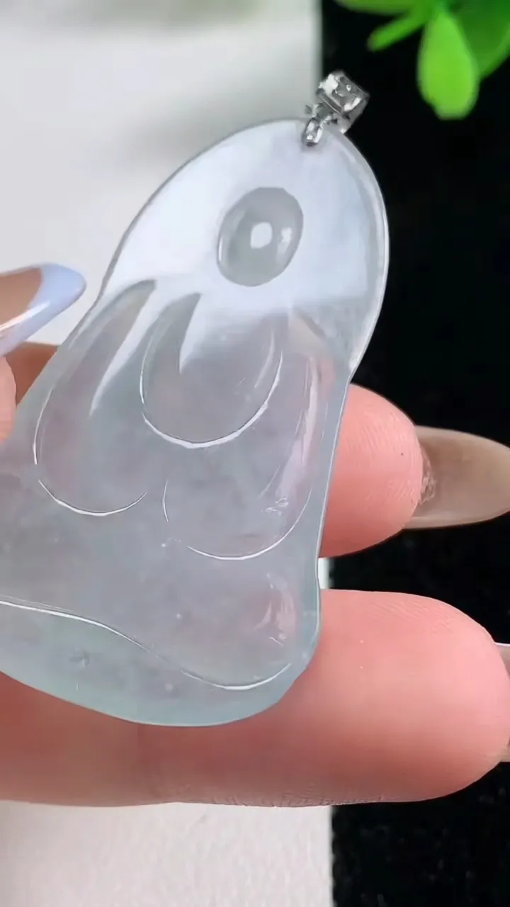 天然A货翡翠种白冰观音菩萨吊坠，尺寸45.6-27.3-4.6，重量:9.94g
11月4日