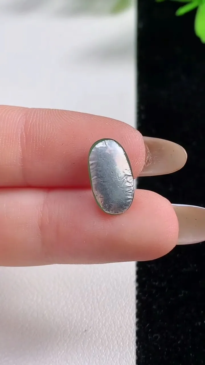 天然A货翡翠蛋面镶嵌件，尺寸13.6-7.5-4，重:0.75g
11月4日