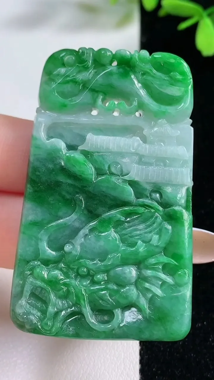 天然A货翡翠仿古牌吊坠，尺寸56.7-33.6-6.7，重:27.48g
11月4日