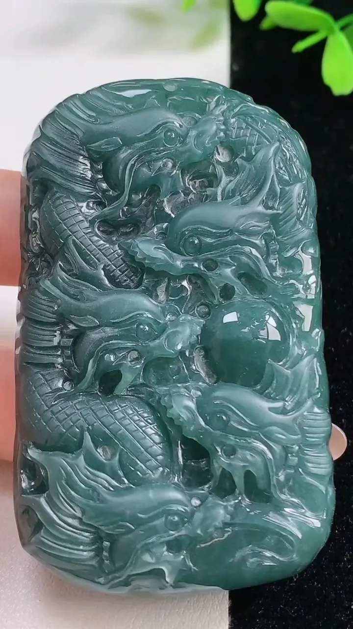 天然A货翡翠九龙至尊 九龙牌吊坠，尺寸68.8-41.3-13，重:76.18g
11月4日