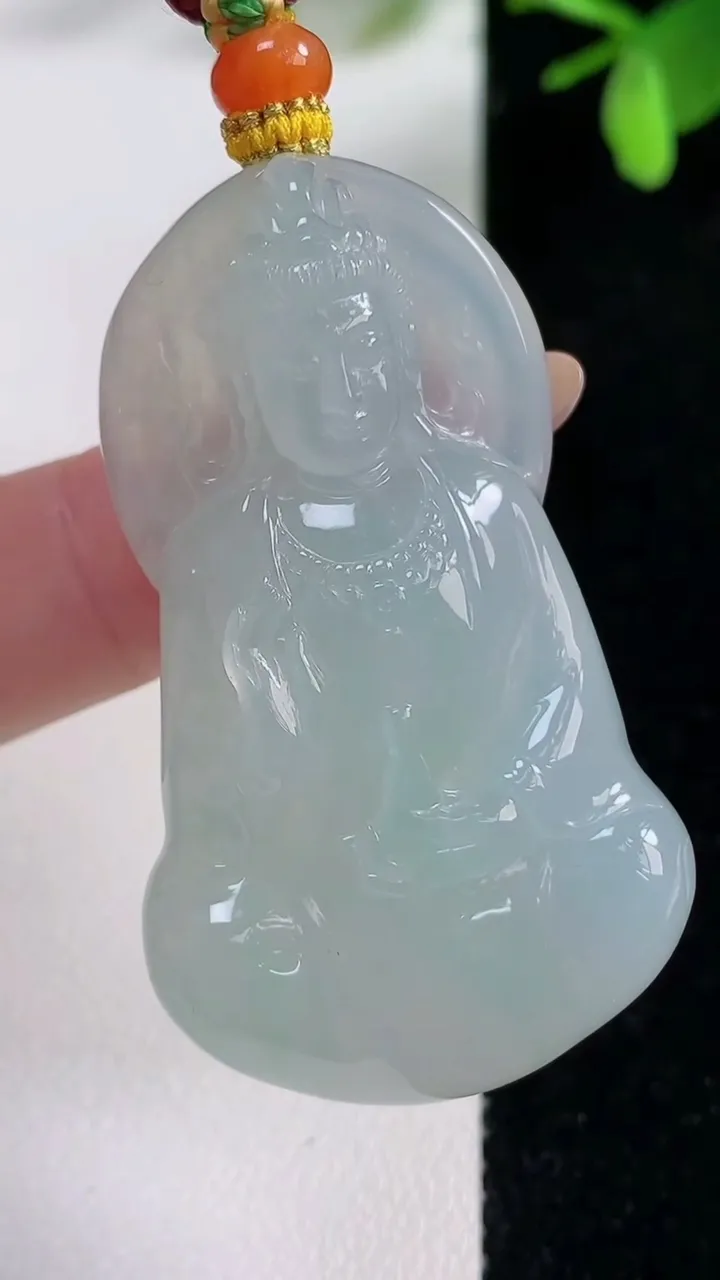 天然A货翡翠观音菩萨吊坠，尺寸48-28.5-9.8，重量:28.19g
11月4日