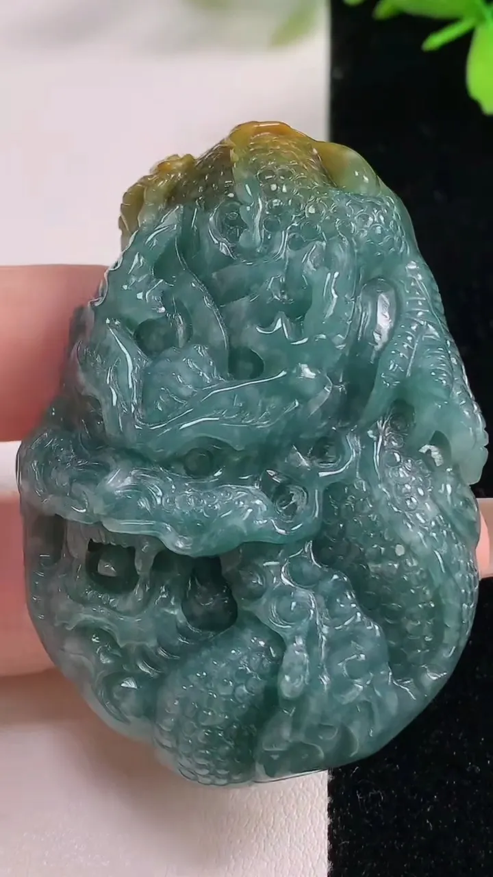 天然A货翡翠蓝水双彩龙牌吊坠，尺寸59.7-41.2-13.7，重:53.74g
11月4日