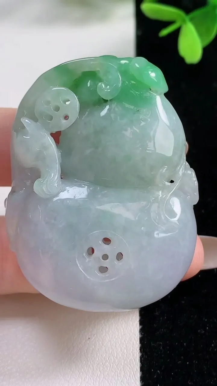 天然A货翡翠葫芦吊坠，尺寸49.8-37.7-11.4，重量:41.74g
11月4日