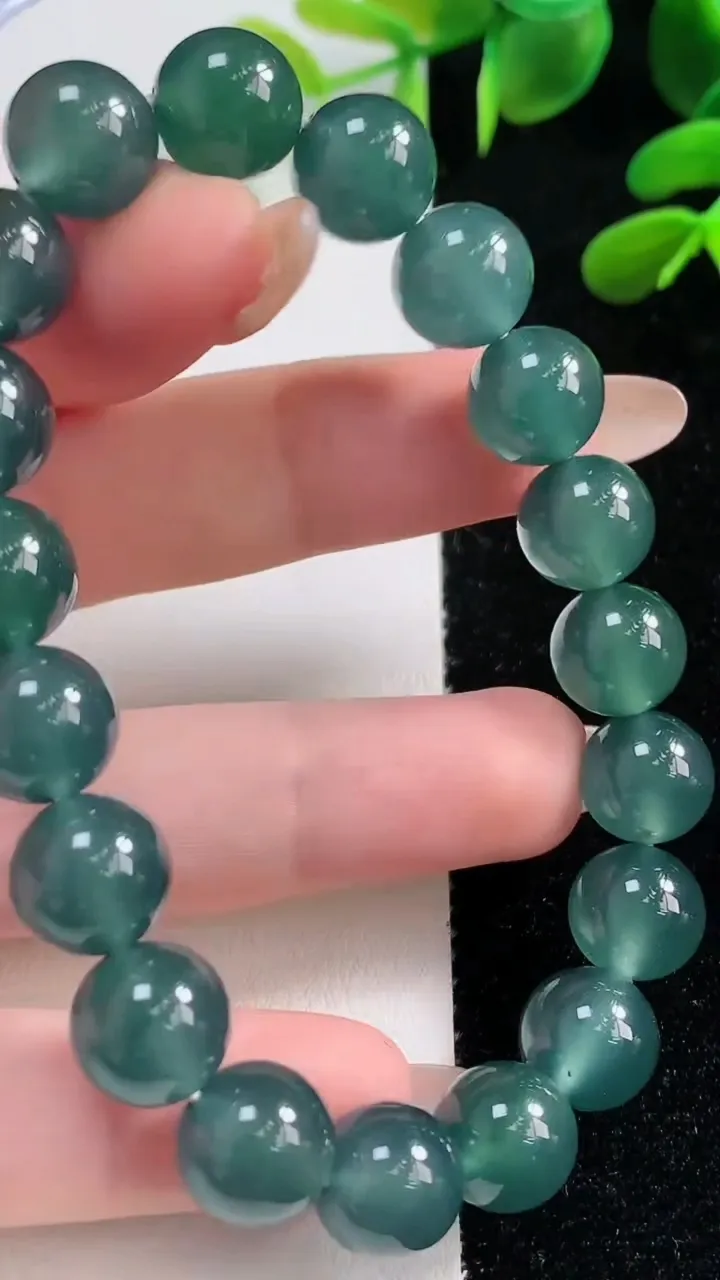 天然A货翡翠蓝水圆珠手串19颗，尺寸10，重:33.05g11月4日
工厂直销收藏佳品,种好水足，色