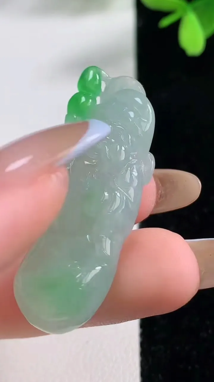 天然A货翡翠财神爷吊坠，尺寸43-15-9.3，重量:11.90g
11月4日