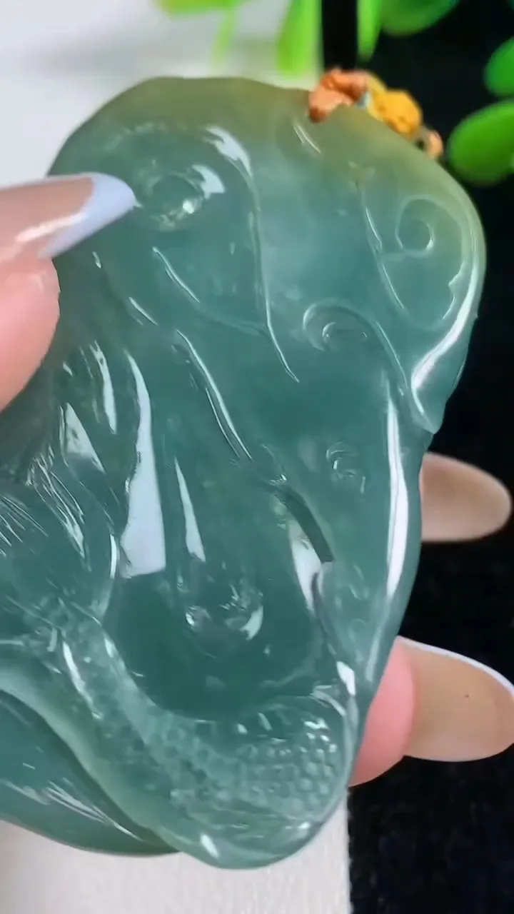 天然A货翡翠蓝水双彩龙牌吊坠，尺寸62.5-37-11.3，重:60.52g
11月4日