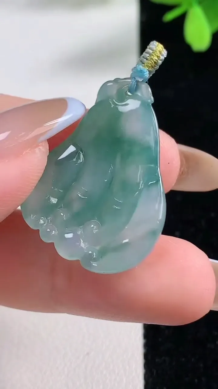 天然A货翡翠冰种飘花佛手瓜吊坠，尺寸29.5-22.5-6.4，重量:6.20g
11月4日