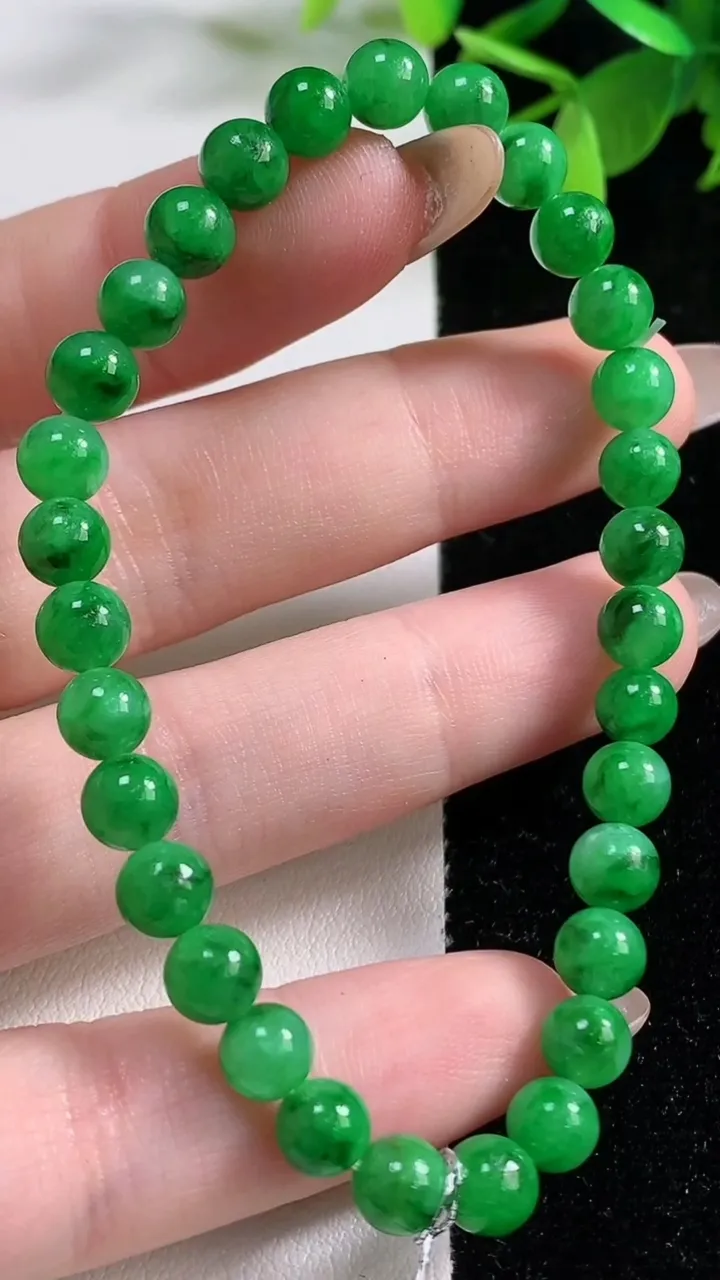 天然A货翡翠圆珠手串，尺寸5.8-31颗，重量:11.49g11月4日
工厂直销收藏佳品,种好水足，色泽均匀，有种有色，上手高大气！
