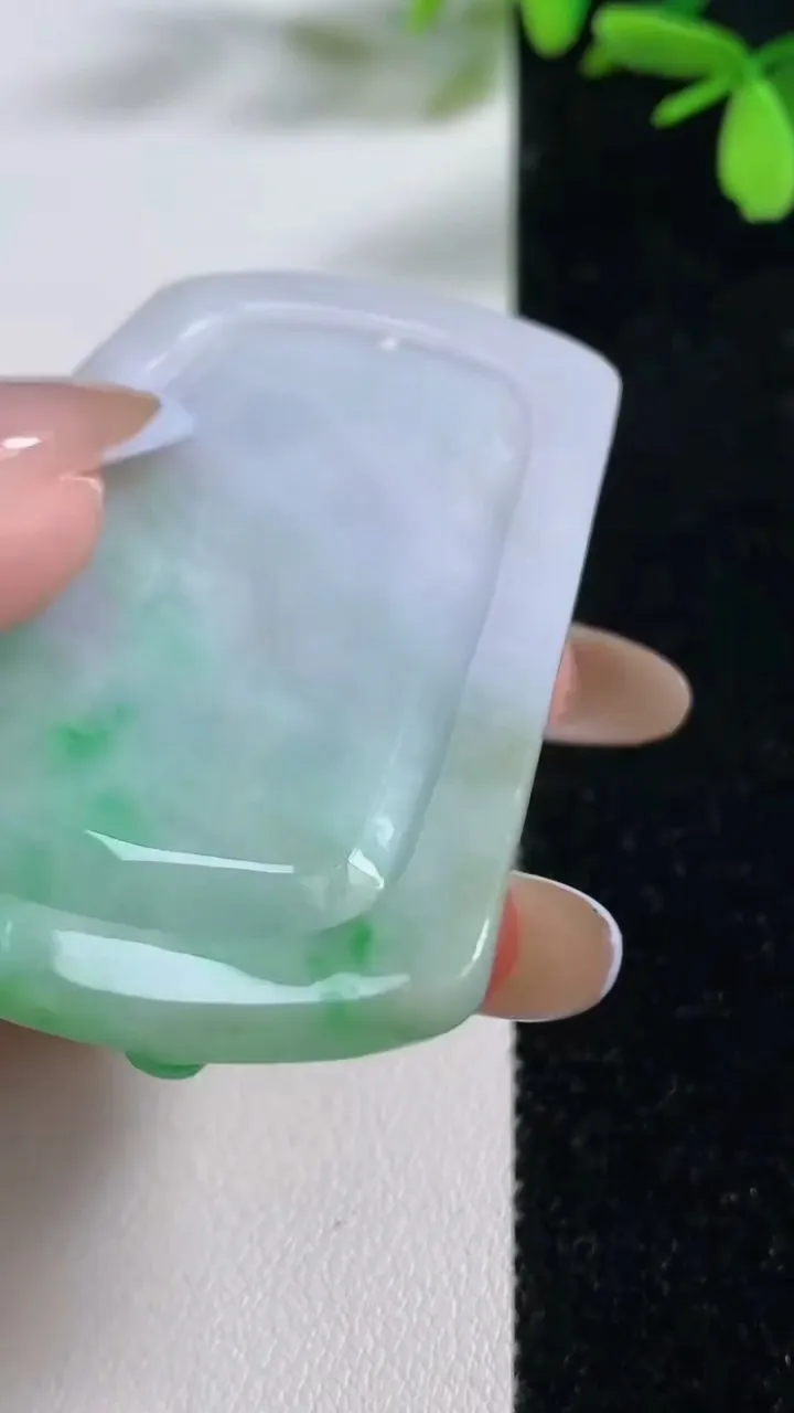 天然A货翡翠山水牌吊坠，尺寸58-42-7.8，重:37.02g
11月4日