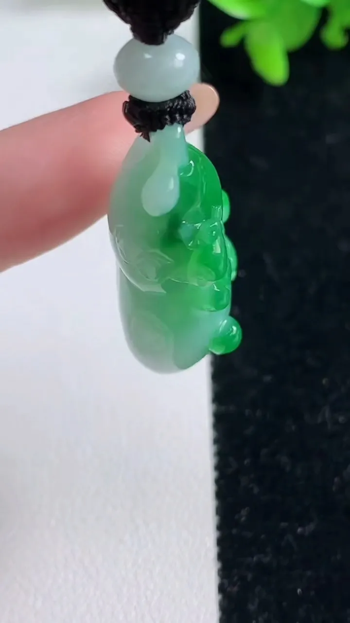 天然A货翡翠葫芦吊坠，尺寸35.3-20.3-12.3，重量:17.92g
11月4日