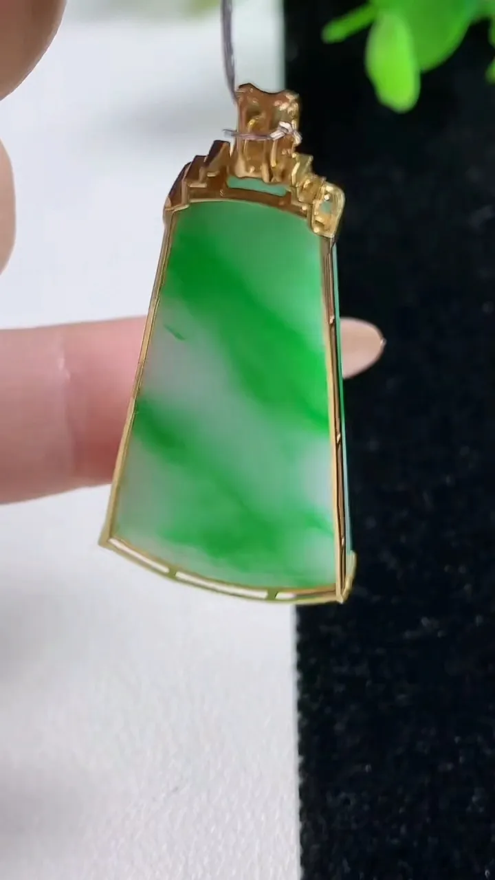 天然A货翡翠无事牌吊坠，尺寸37.4-19.6-5.2，重量:6.94g
11月4日