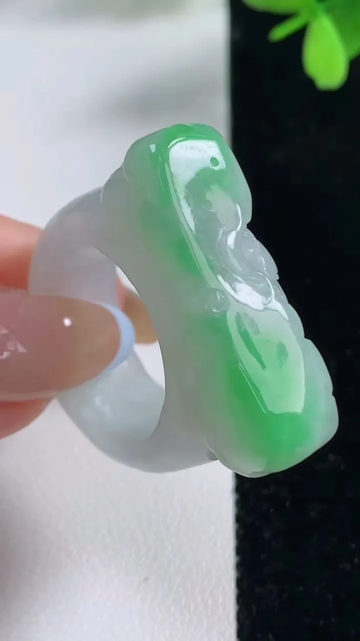 天然A货翡翠荷叶指环扳指，尺寸20.2-33.6-11.6-9.1，重量:21.13g2025年11月4日
工厂直销收藏佳品,种好水足，色泽均匀，有种有色，上手高大气！