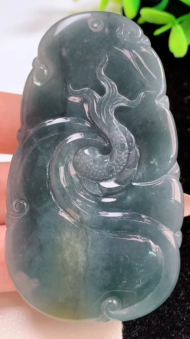 天然A货翡翠双彩龙牌吊坠，尺寸75-42-12.6，重:61.86g
11月4日
