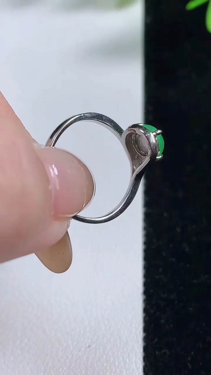 天然A货翡翠蛋面戒指，尺寸6.2-6.2，重:1.77g2025年11月4日
工厂直销收藏佳品,种好水足，色泽均匀，有种有色，上手高大气！