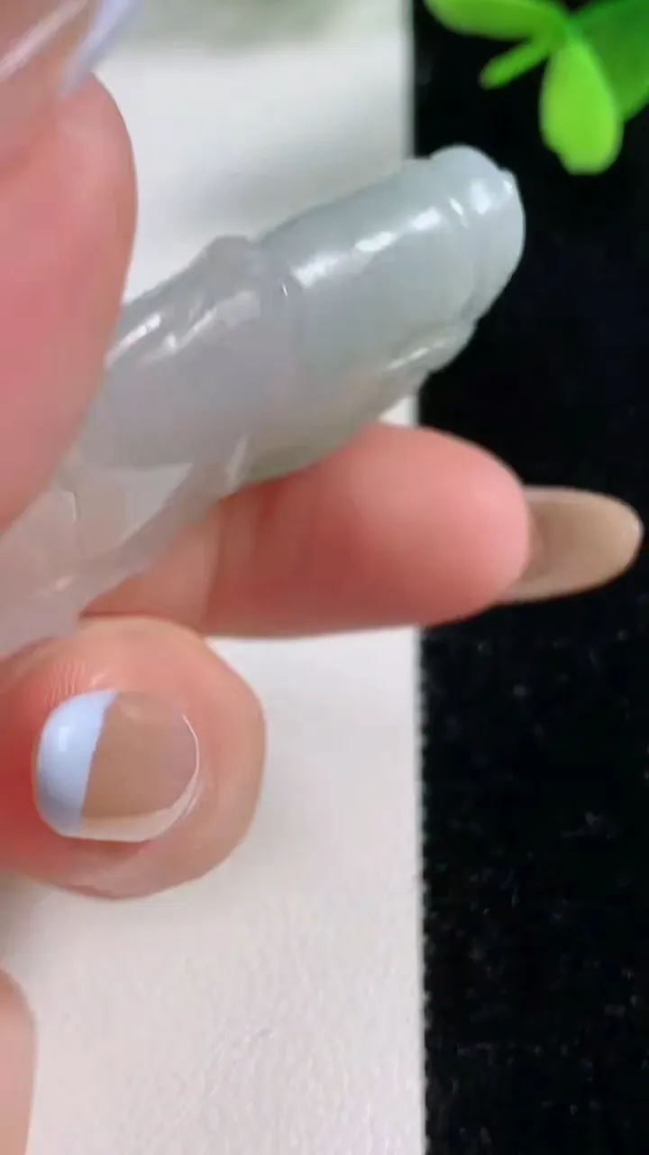 天然A货翡翠节节高升 竹节吊坠，尺寸47.5-28.6-8.9，重量:25.09g
11月4日