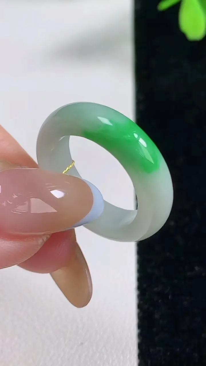 天然A货翡翠指环戒指，尺寸17.4-5.5-3.5，重量:4.26g2025年11月4日
工厂直销收