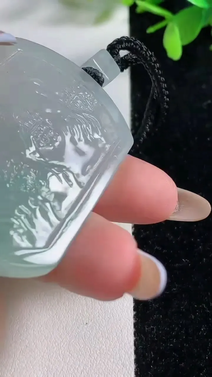 天然A货翡翠山水牌吊坠，尺寸52.2-38-5.8，重量:33.93g
11月4日