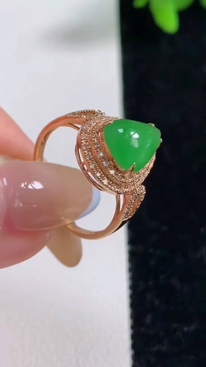 天然A货翡翠水滴戒指，尺寸17.3-10-7.5，重量:2.39g2025年11月4日
工厂直销收藏佳品,种好水足，色泽均匀，有种有色，上手高大气！