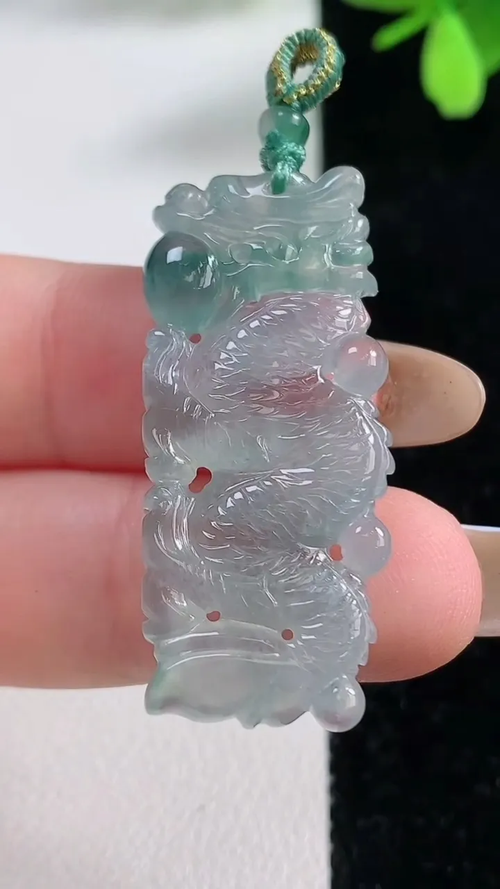 天然A货翡翠冰种飘花龙牌吊坠，尺寸37.7-14.8-4，重量:6.36g
11月4日