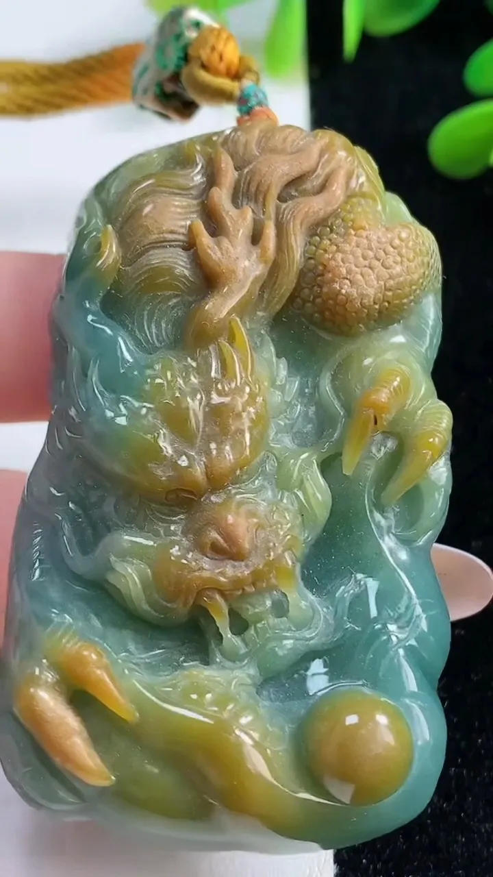 天然A货翡翠蓝水双彩龙牌吊坠，尺寸62.5-37-11.3，重:60.52g
11月4日