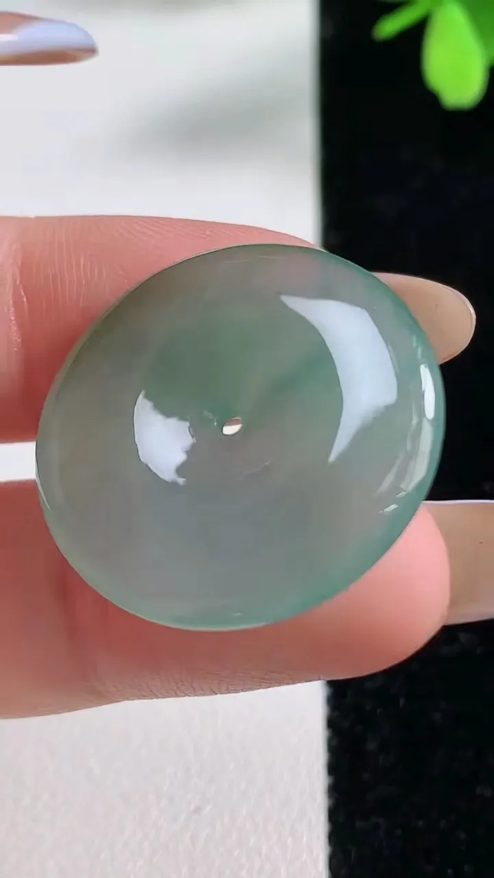 天然A货翡翠平安扣吊坠，尺寸26-4.5，重量:6.66g
11月4日