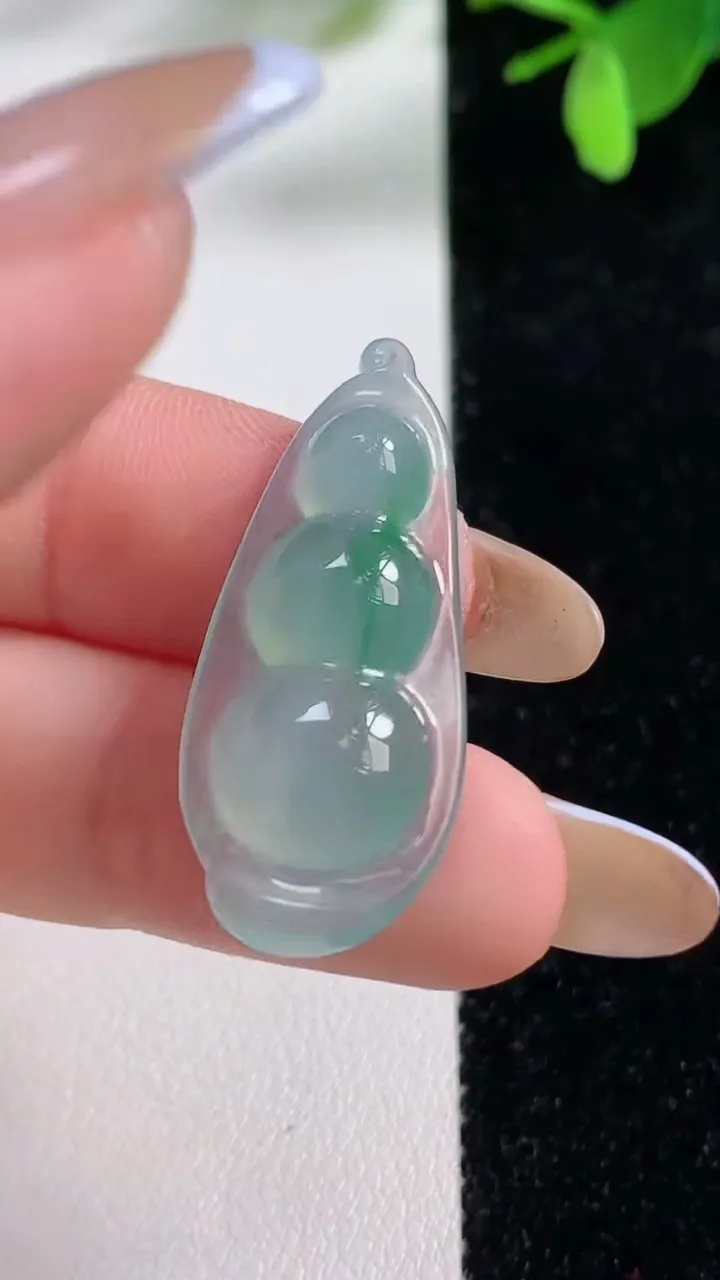 天然A货翡翠福豆吊坠，尺寸33.3-14.6-5.8，重量:3.57g
11月4日