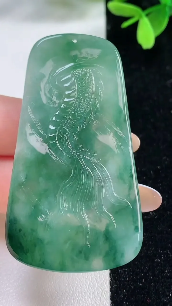 天然A货翡翠龙牌吊坠，尺寸59.6-32.6-6，重量:22.75g
11月4日