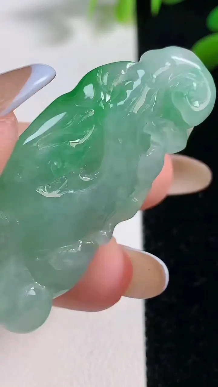 天然A货翡翠如意吊坠，尺寸49-22-8，重:17.11g
11月4日