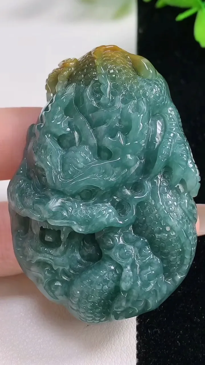 天然A货翡翠蓝水双彩龙牌吊坠，尺寸59.7-41.2-13.7，重:53.74g
11月4日