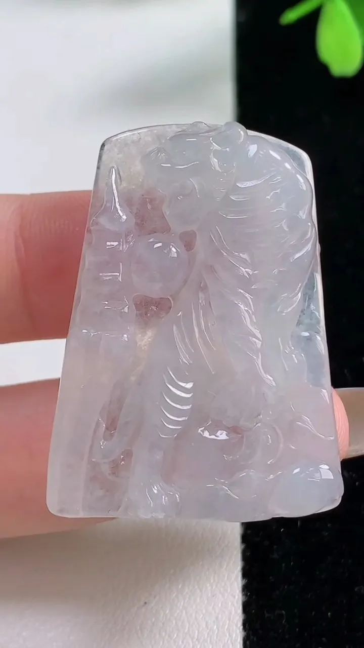 天然A货翡翠生肖虎吊坠，尺寸39-27.6-5.6，重量:12.16g
11月4日