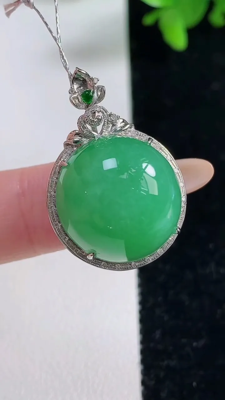 天然A货翡翠蛋面吊坠，尺寸29-18.7-13.4，裸石17.6-17重量:7.52g
11月4日