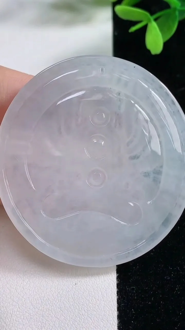 天然A货翡翠千手观音吊坠，尺寸55.4-52.8-5.8，重量:31.11g
11月4日