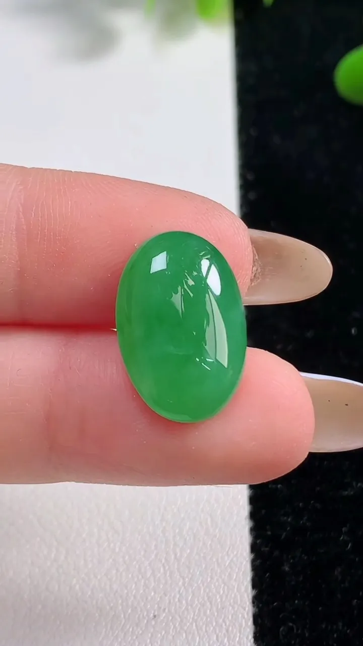 天然A货翡翠蛋面镶嵌件，尺寸18-12.2-5.2，重:1.94g
11月4日