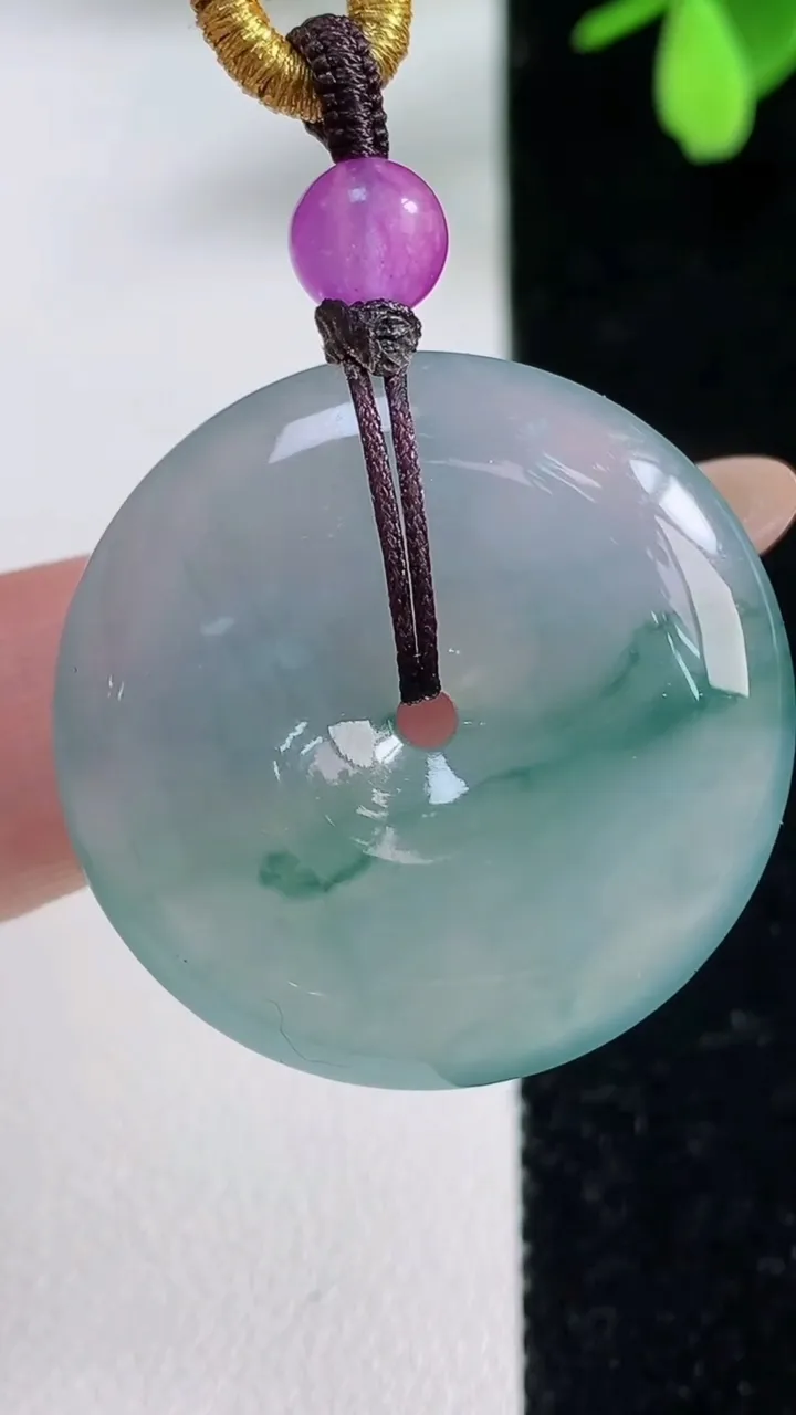 天然A货翡翠冰种飘花平安扣吊坠，尺寸29.8-6.5，重量:14.86g
11月4日