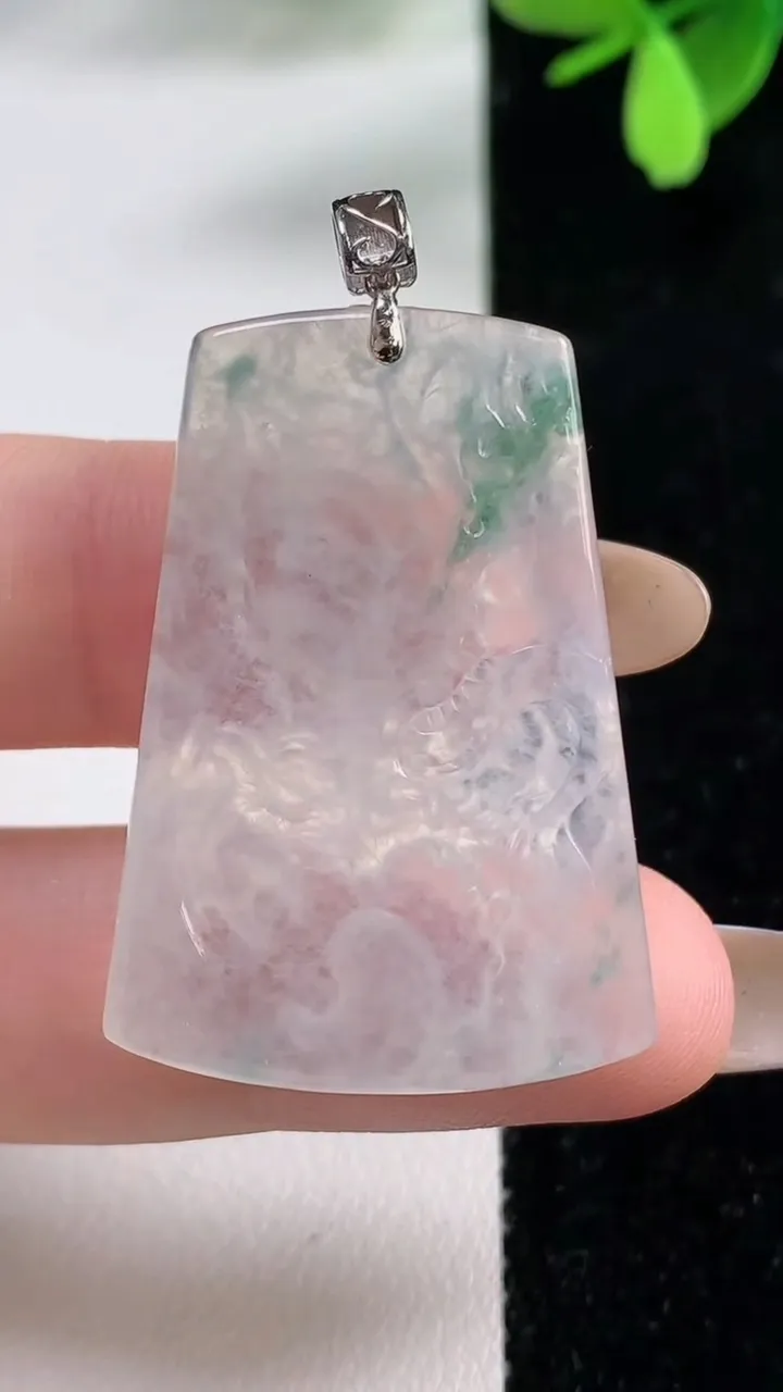 天然A货翡翠种飘花龙牌吊坠，尺寸36.5-25.8-4.1，重量:9.09g
11月4日