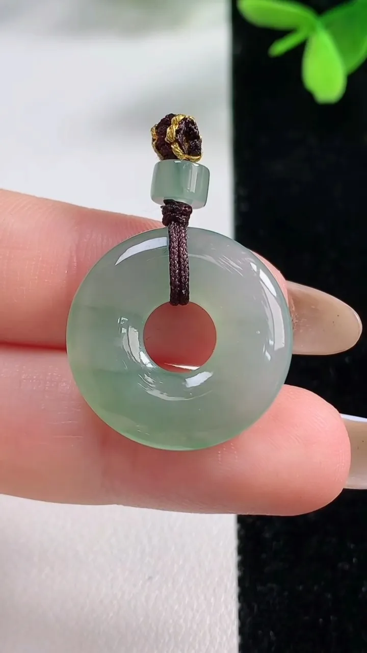 天然A货翡翠平安环吊坠，尺寸22.2-3.6，重量:3.70g
11月4日