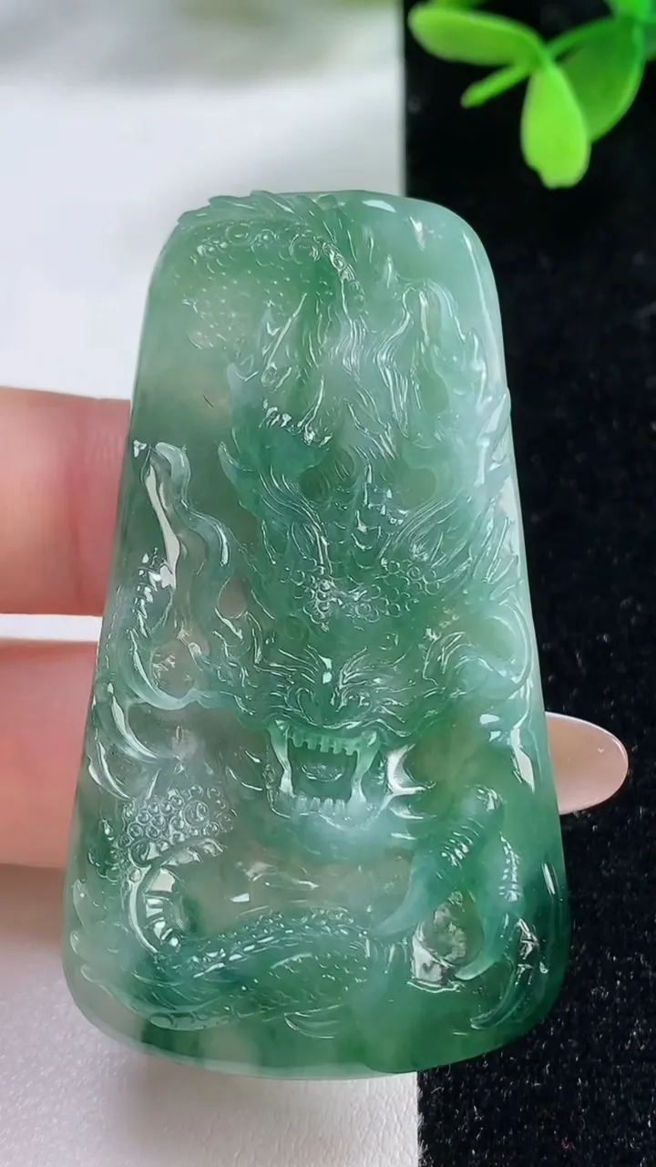 天然A货翡翠龙牌吊坠，尺寸59.6-32.6-6，重量:22.75g
11月4日