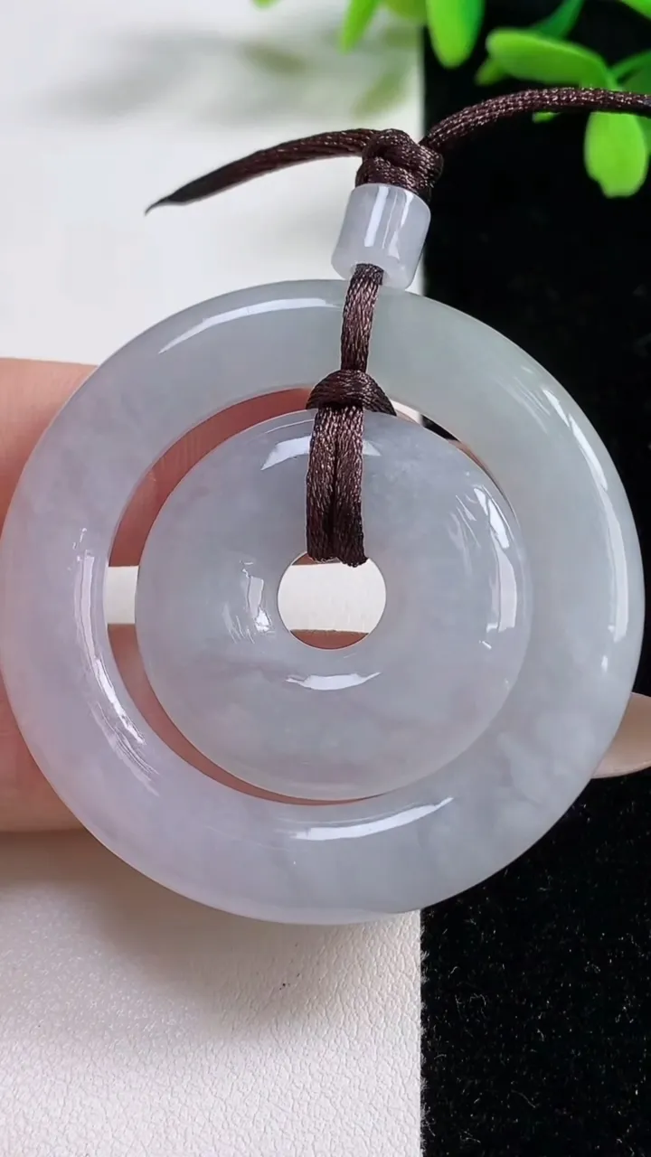 天然A货翡翠白冰母子平安扣吊坠，尺寸48.8-5.8，重:35.96g
11月4日