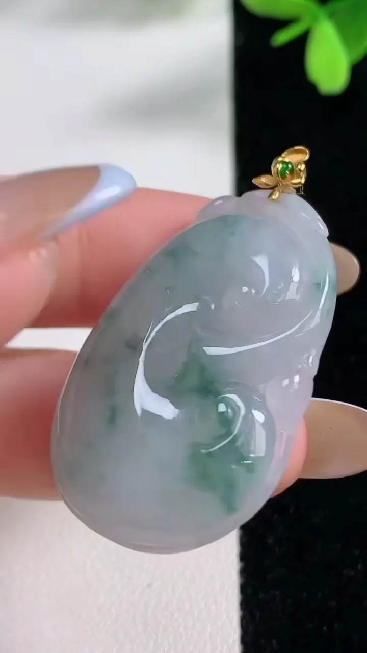 天然A货翡翠种飘花如意吊坠，尺寸38-24-5.7，重量:9.64g
11月4日